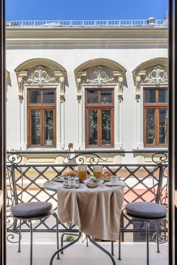 Holt Old Town Luxury Suites With Balcony بوخارست بيت ريفي