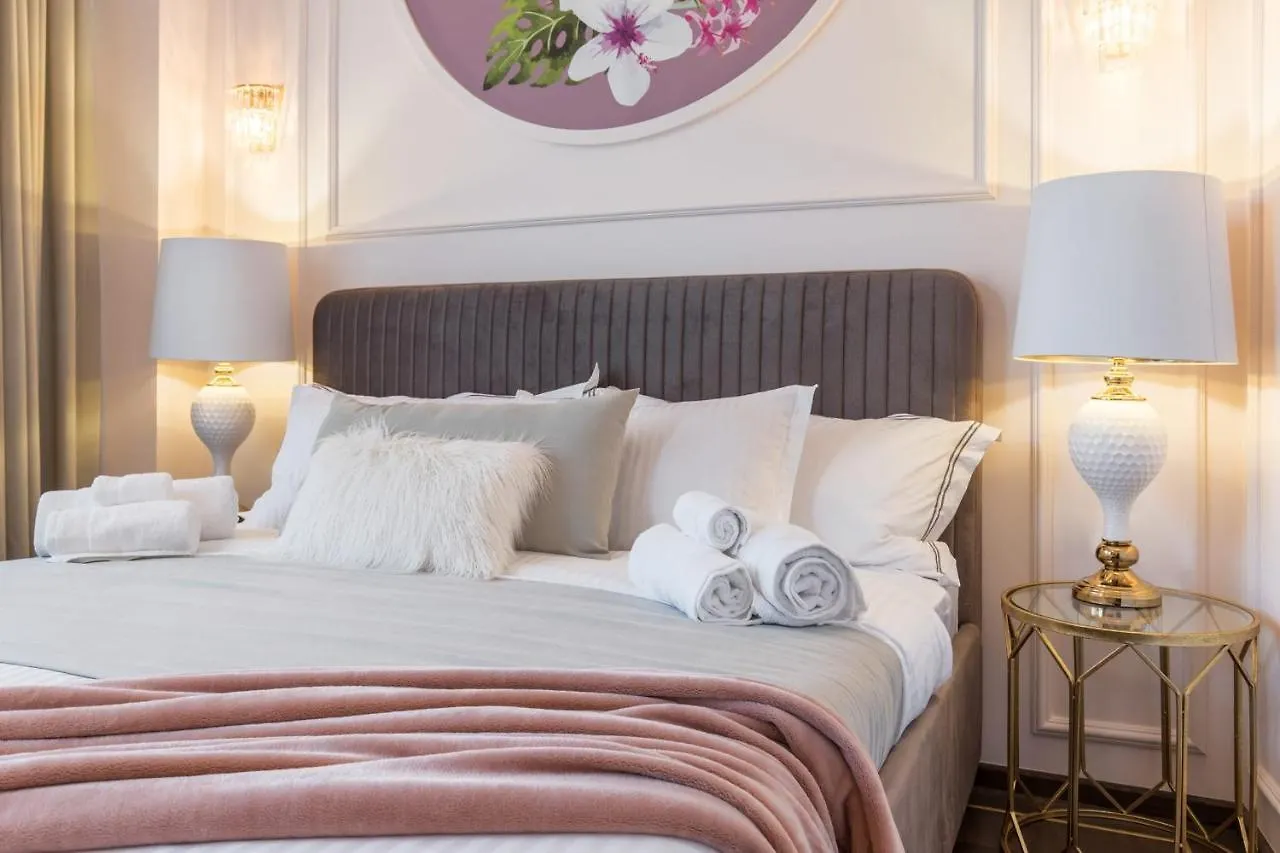 Holt Old Town Luxury Suites With Balcony بوخارست بيت ريفي