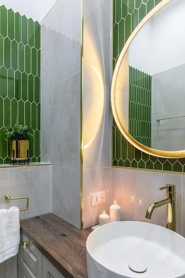Holt Old Town Luxury Suites With Balcony بوخارست بيت ريفي