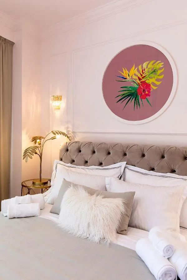 Holt Old Town Luxury Suites With Balcony بوخارست بيت ريفي