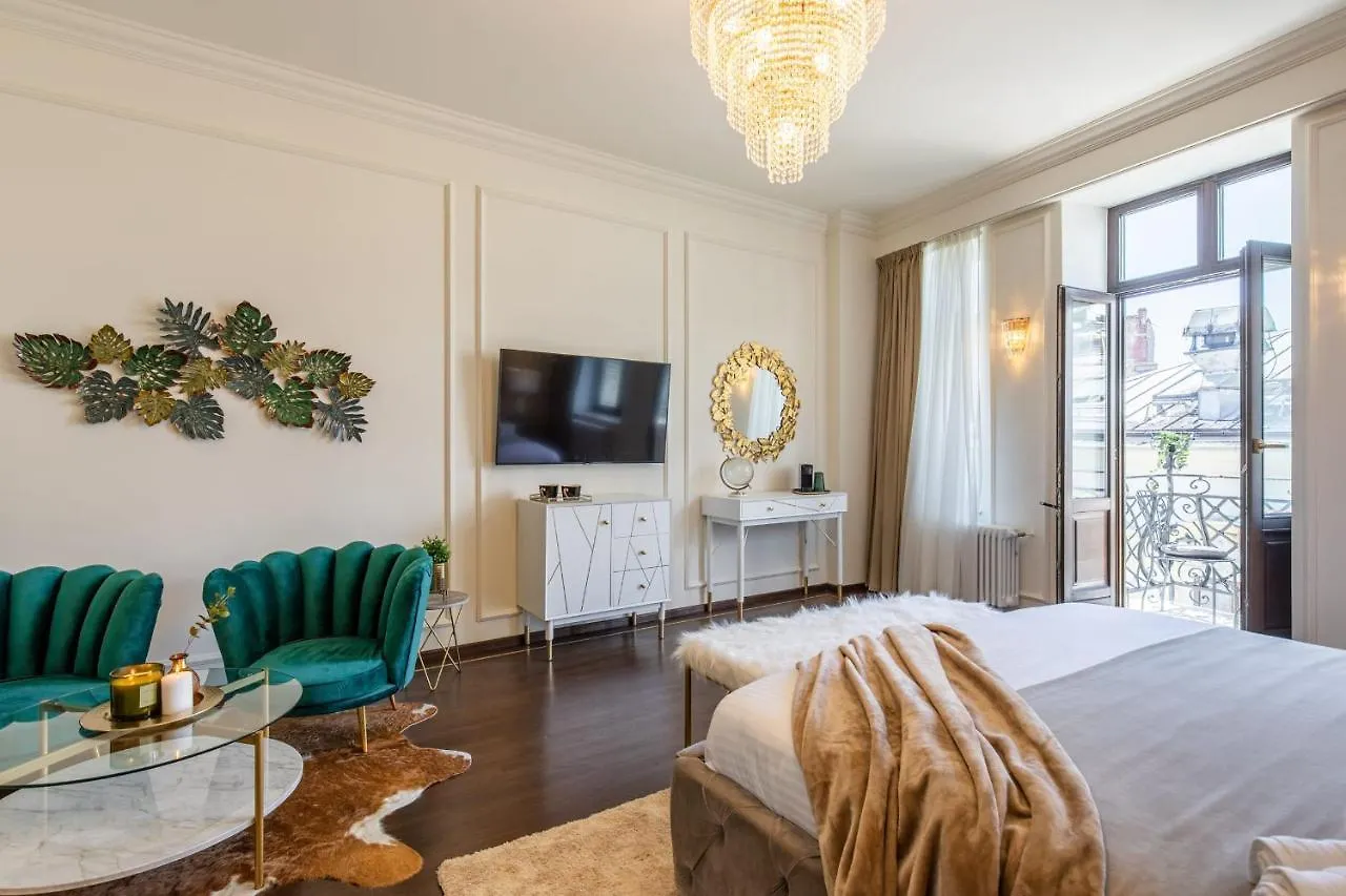 Holt Old Town Luxury Suites With Balcony بوخارست بيت ريفي